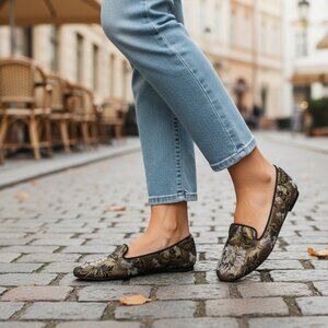 Vera Wang Metallic Gold Floral Tapestry Round Toe Ballet Flats Size 6.5 Glam